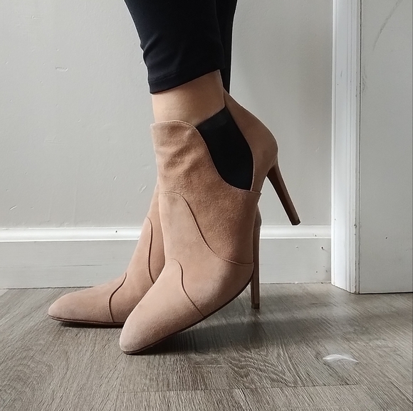 Alaia Elegant Suede Tan Women's Heeled Ankle Boots - Picture 3 of 16